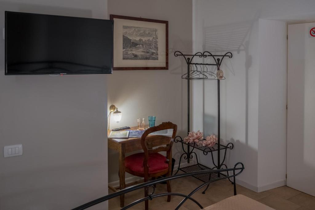 TV a/nebo společenská místnost v ubytování Città Di Castello Rooms