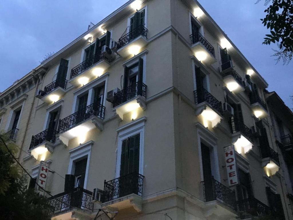 un edificio con luces en el lateral. en Elikon en Athens