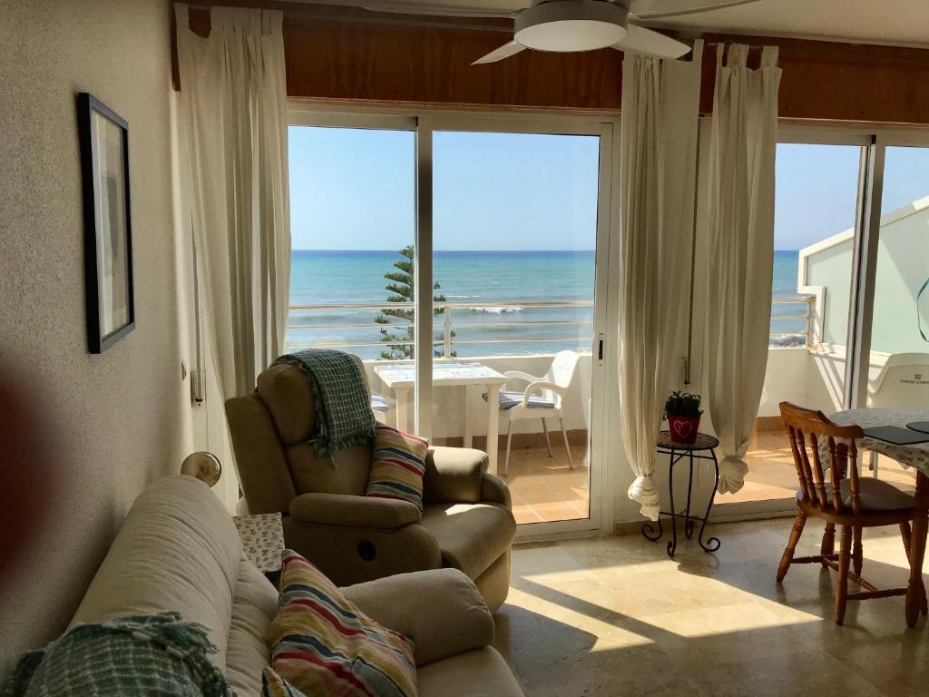 uma sala de estar com vista para o oceano em Apartamento Cielo Azul em Roquetas de Mar