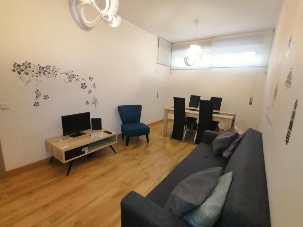 sala de estar con sofá y mesa en Apartamento Berlim, en Faro