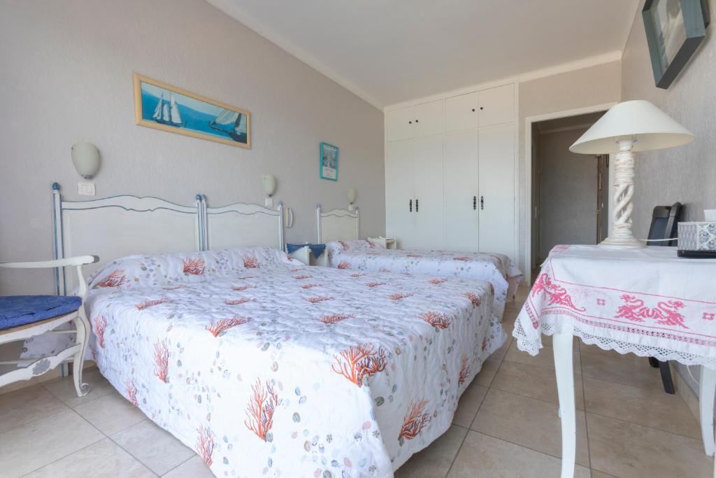 Postel nebo postele na pokoji v ubytování Hôtel Les Alizés