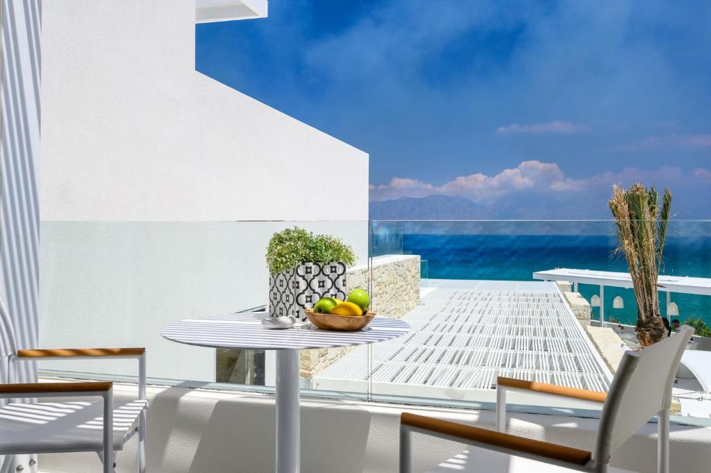 The Island Concept Luxury Boutique Hotel Heated Pool - 3