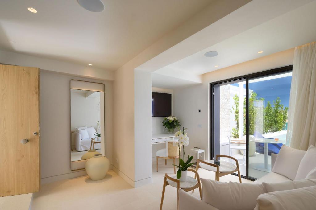 Posezení v ubytování The Island Concept Luxury Boutique Hotel Heated Pool