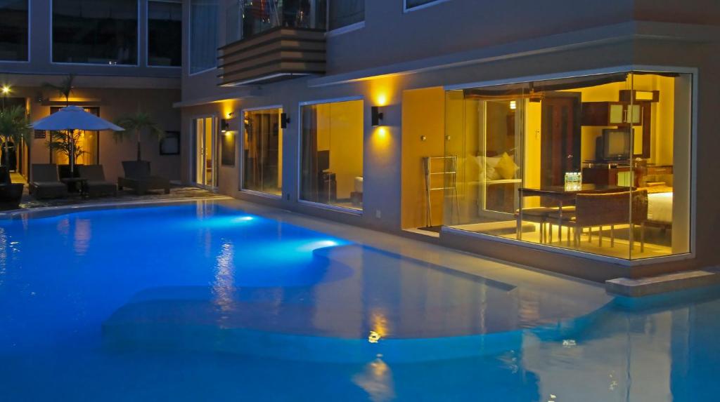 Bazén v ubytování Two Seasons Boracay Resort nebo v jeho okolí