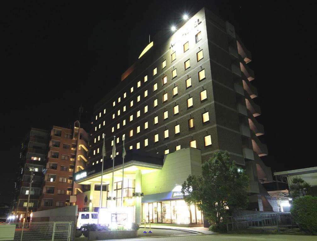 加賀市にあるアパホテル　加賀大聖寺駅前の夜灯が灯る高層ビル