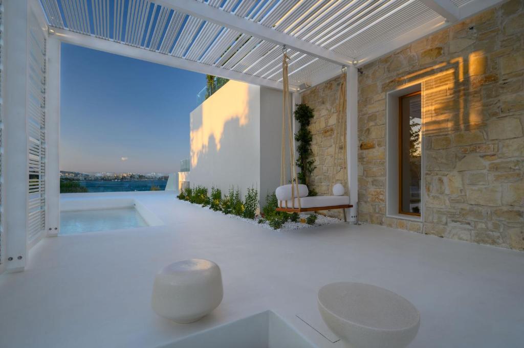 Bazén v ubytování The Island Concept Luxury Boutique Hotel Heated Pool nebo v jeho okolí
