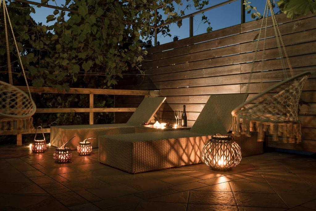 une terrasse avec des lumières, un canapé et des bougies dans l'établissement Parenzana 376, à Izola