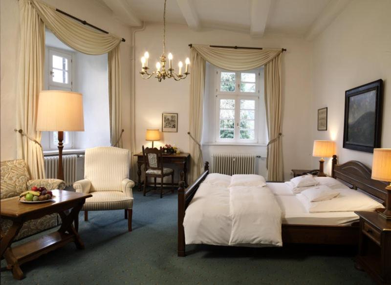 Postel nebo postele na pokoji v ubytování Hotel und Restaurant Burg Schnellenberg