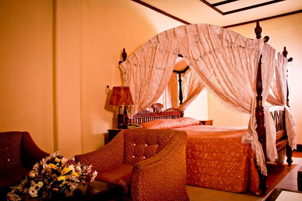 Postel nebo postele na pokoji v ubytování Grand Oriental Hotel