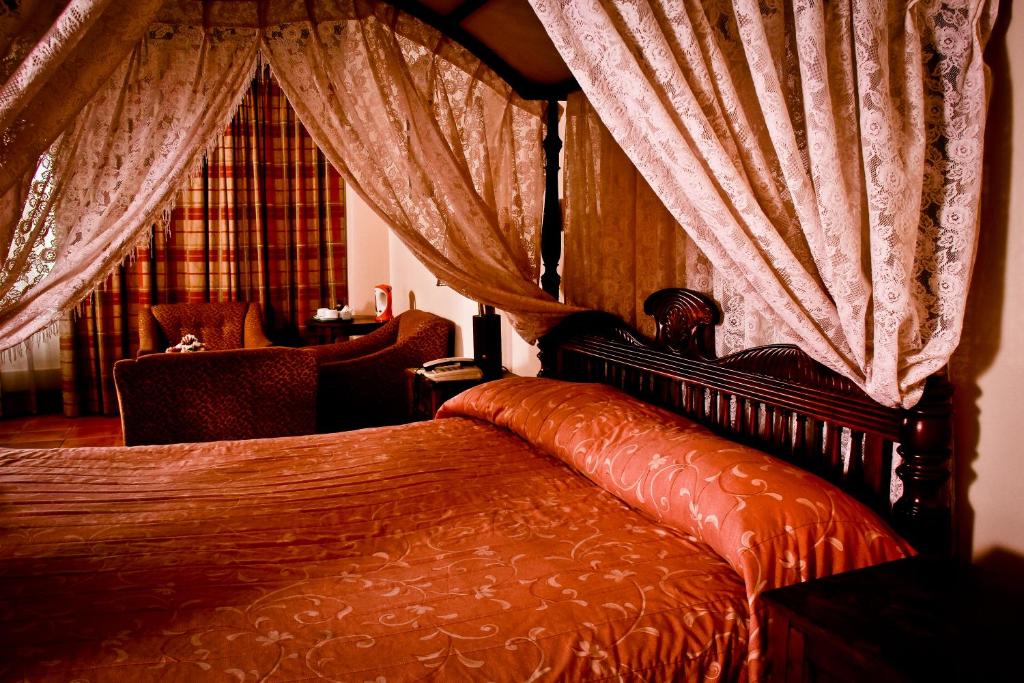 Postel nebo postele na pokoji v ubytování Grand Oriental Hotel