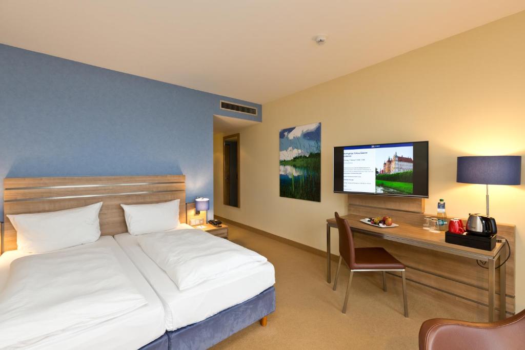 Ein Bett oder Betten in einem Zimmer der Unterkunft Seehotel Fleesensee