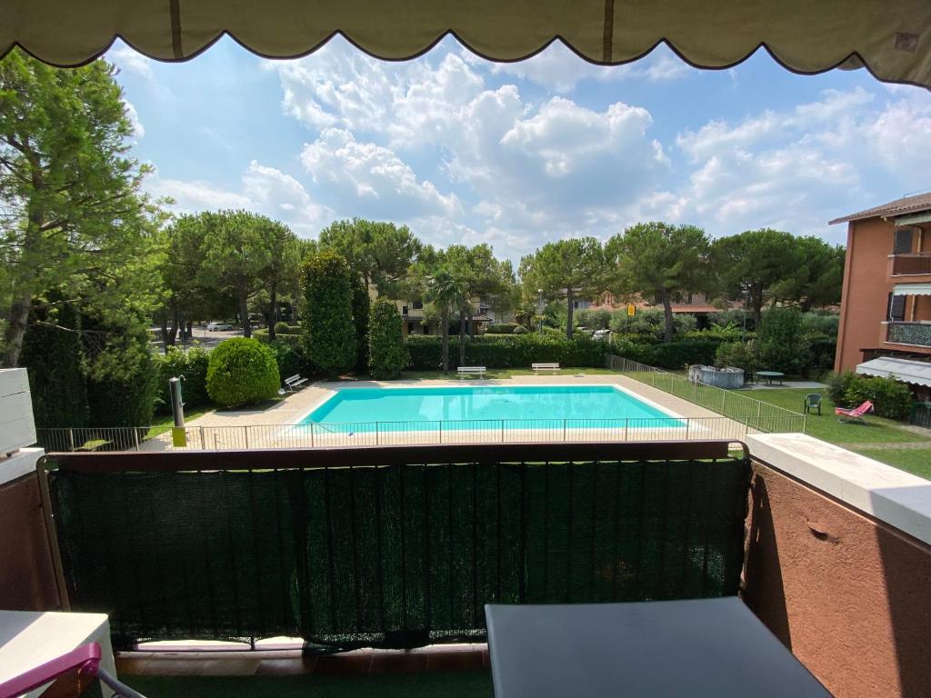 d'un balcon avec vue sur la piscine. dans l'établissement Suite Marta, à Sirmione