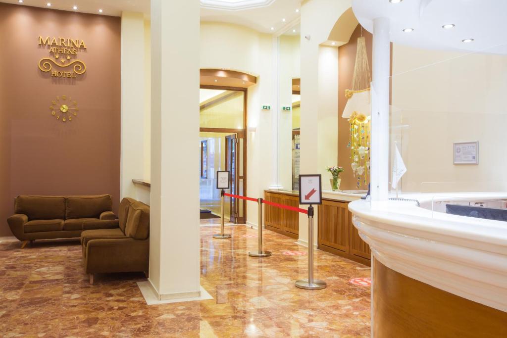 een lobby van een hotel met een wachtkamer bij Hotel Marina in Athene