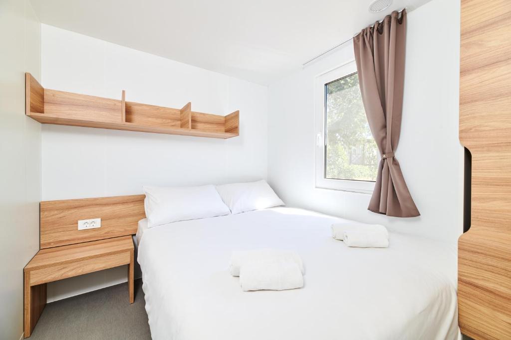 Postel nebo postele na pokoji v ubytování Camping Park Umag Mobile Homes