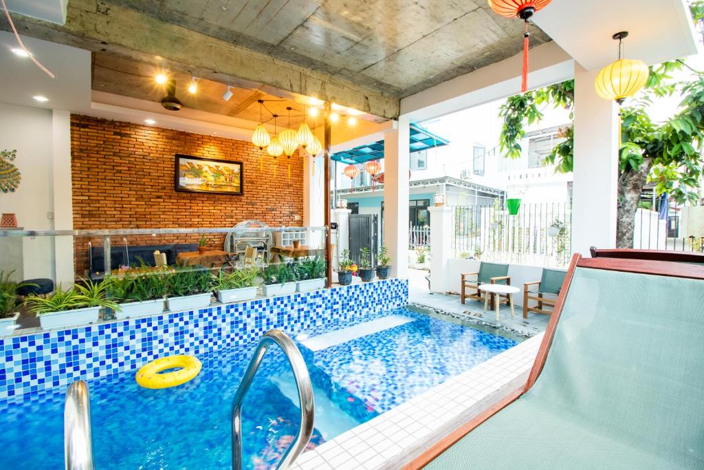 una piscina cubierta con un tobogán y un frisbee en HOI AN HEART LODGE, en Hoi An