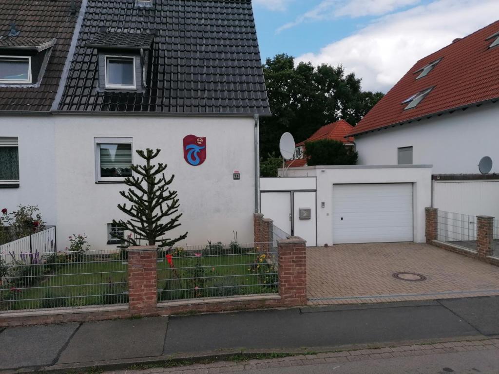 une maison avec un arbre de Noël sur son côté dans l'établissement Apartment North City Hannover, à Hanovre