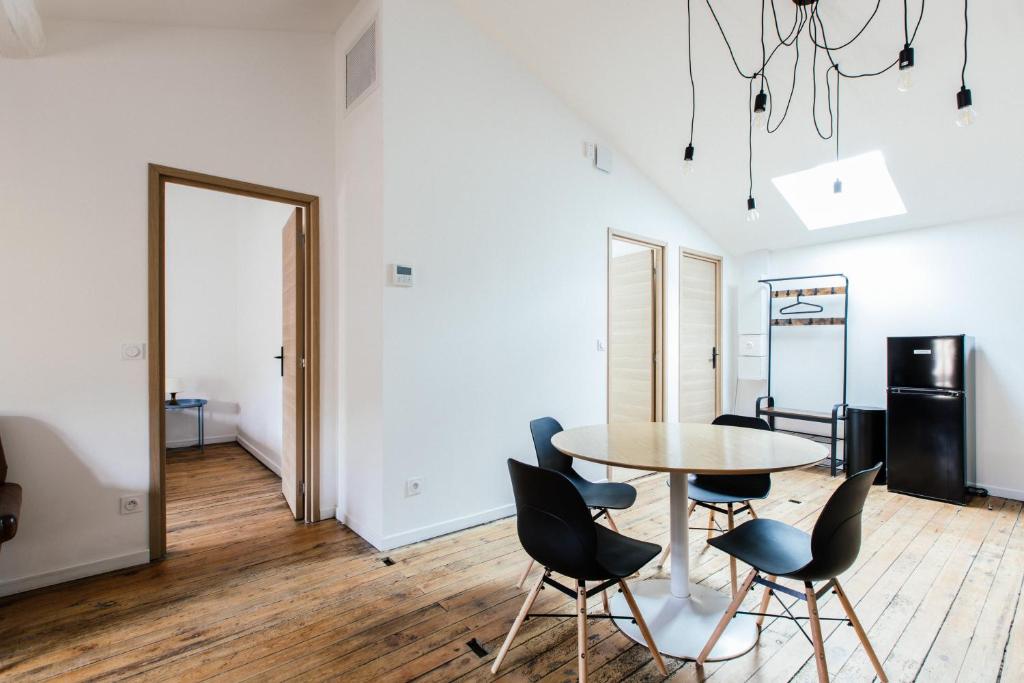Appartement spacieux et lumineux avec climatisation et belle hauteur sous  plafond - Halle 2EME, Castillon-la-Bataille – Tarifs 2023