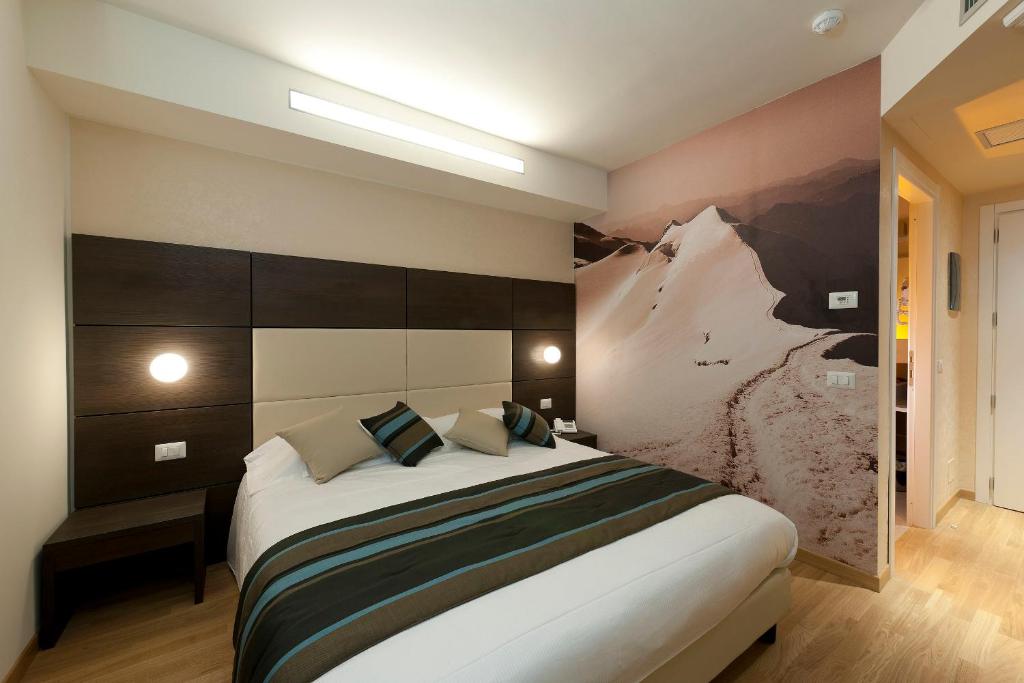 Postel nebo postele na pokoji v ubytování HB Aosta Hotel & Balcony SPA