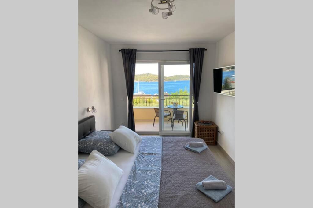 um quarto com uma cama e vista para o oceano em A lovely and cozy room with a breathtaking view 2 em Vis