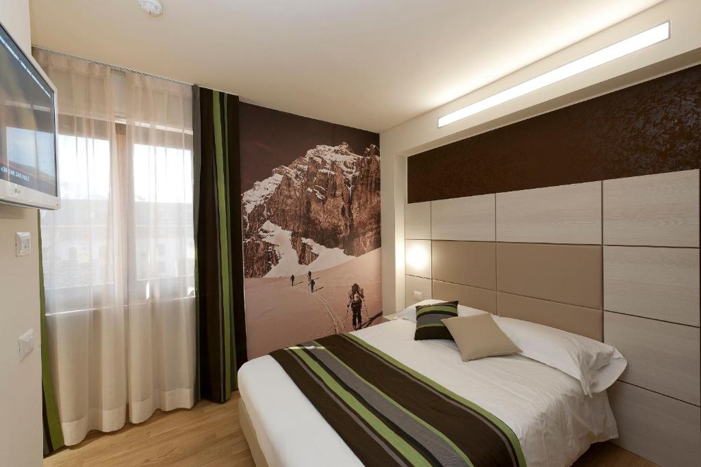 Postel nebo postele na pokoji v ubytování HB Aosta Hotel & Balcony SPA