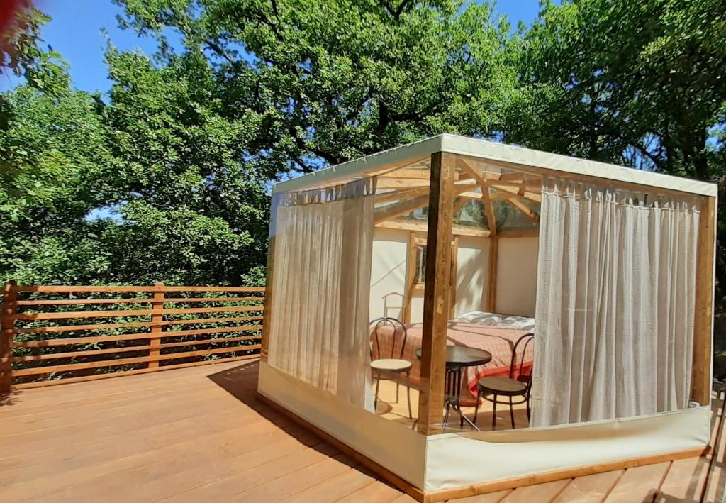 - un kiosque avec une table et des chaises sur une terrasse dans l'établissement Hexagon, à Ortignano Raggiolo