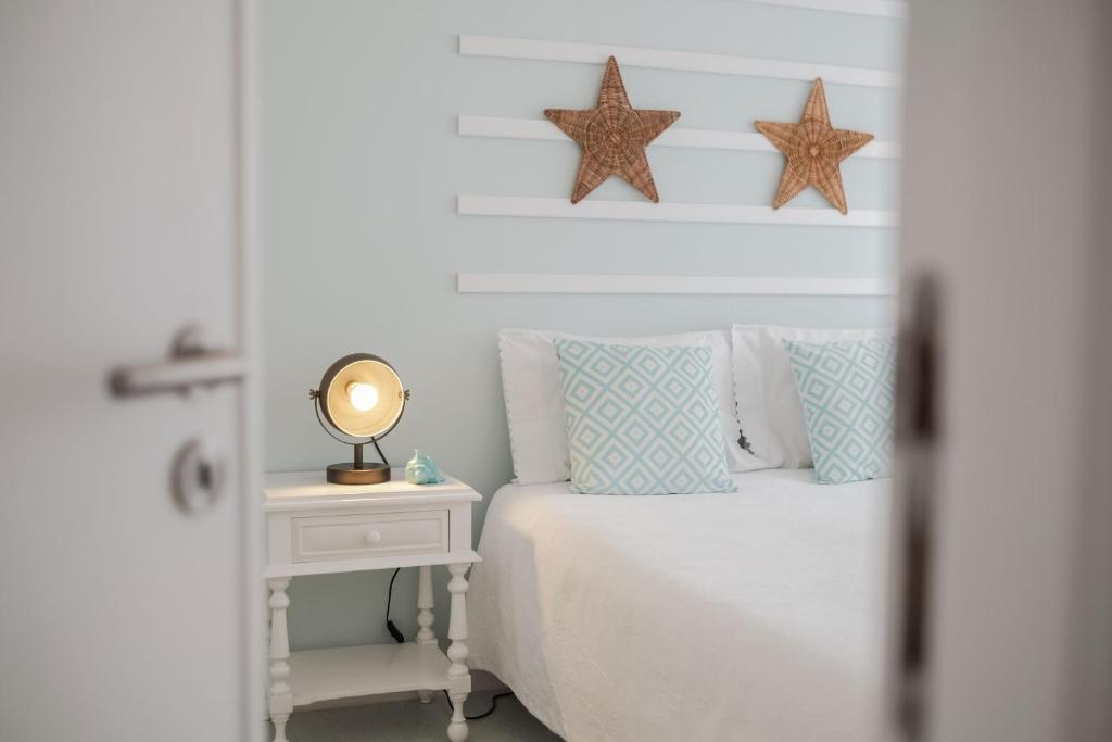 ein Schlafzimmer mit einem Bett mit zwei Sternen am Kopfteil in der Unterkunft Casa do Zézêras in Nazaré