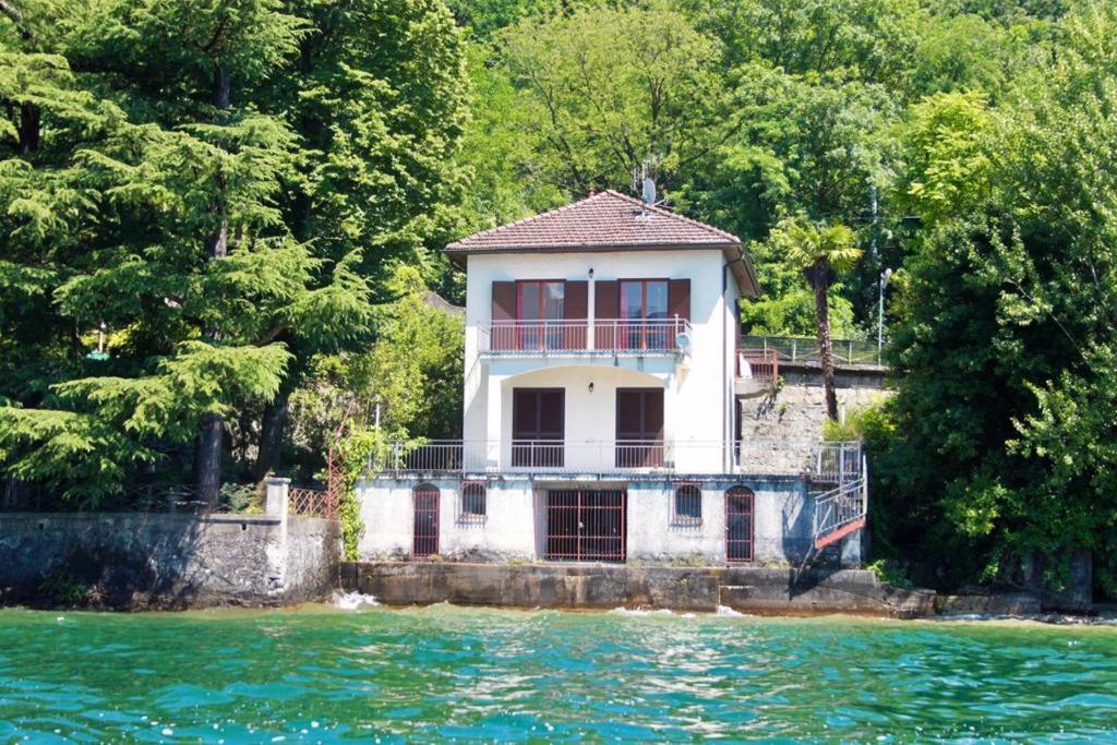 una casa sulla riva di un corpo d'acqua di Casa Spiaggia a Brezzo