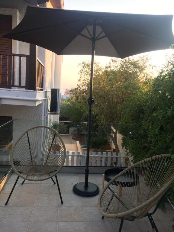 Balkón nebo terasa v ubytování Villa Christina with private pool in Saronida, near stunning beaches, Athens airport & Sounio