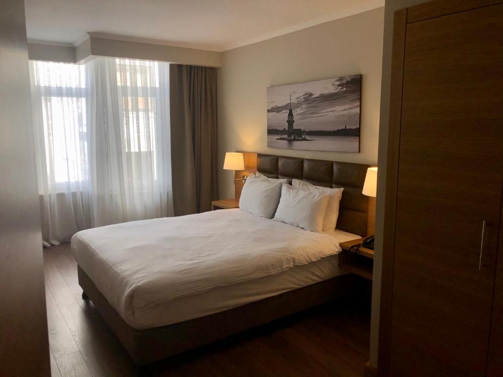 Postel nebo postele na pokoji v ubytování Fehmi Bey Suites