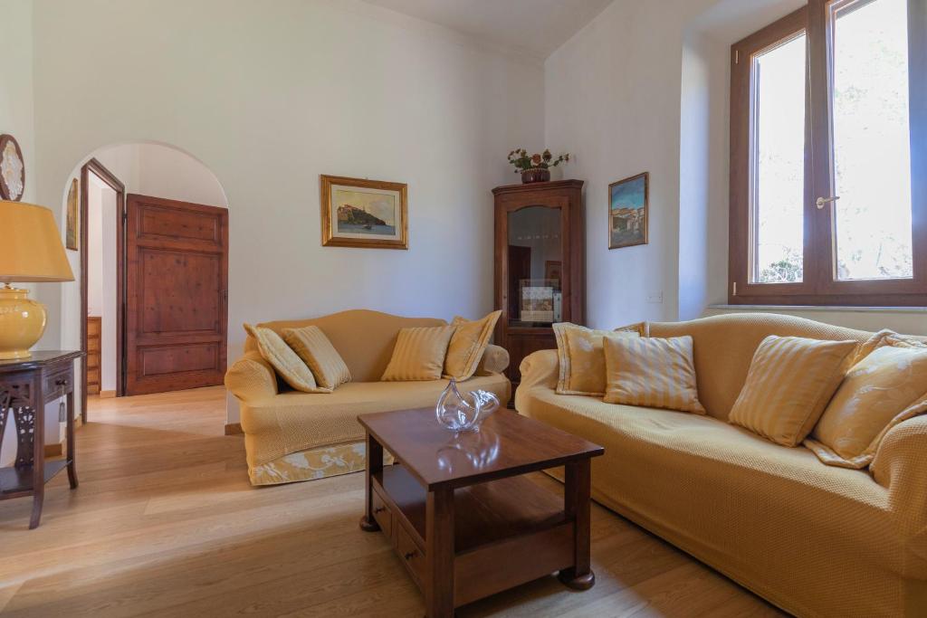 un soggiorno con 2 divani e un tavolo di Casa Germana by HelloElba a Portoferraio