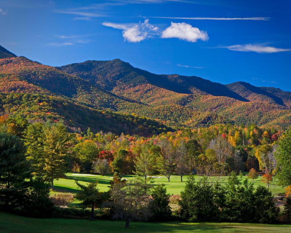 vista para as montanhas no outono em Mt Mitchell Cabin Rentals em Busick