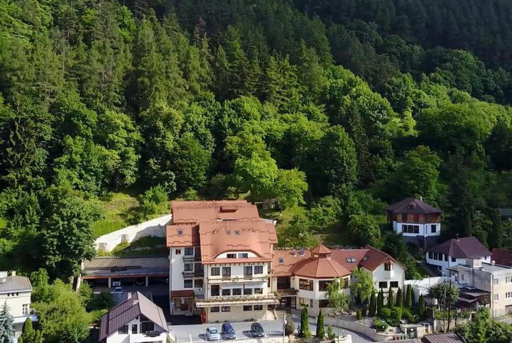 una vista aérea de un complejo en una montaña en Hotel Kolping, en Brasov