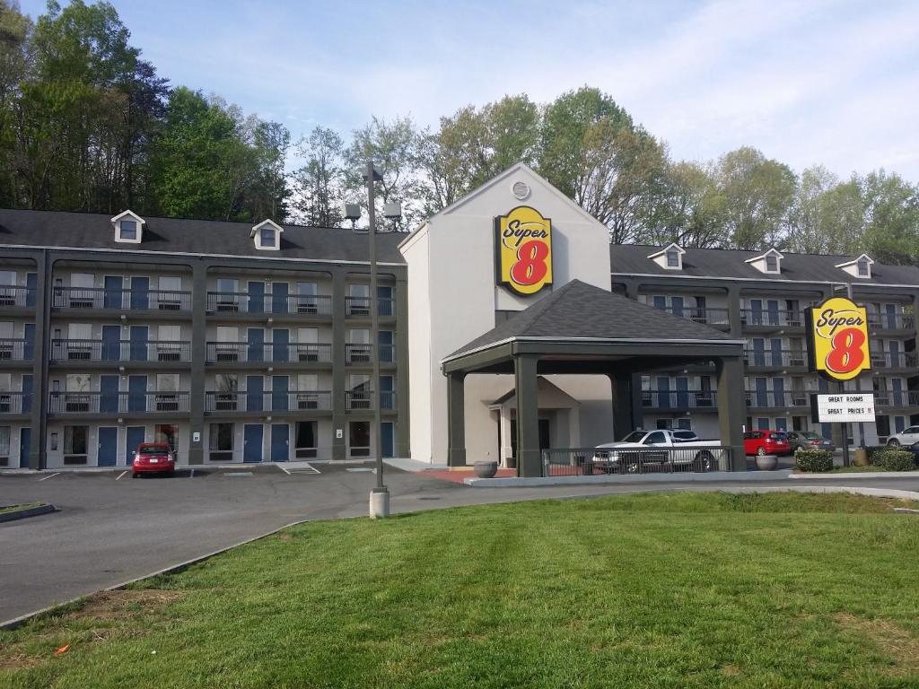 um hotel com um parque de estacionamento em frente em Super 8 by Wyndham Pigeon Forge-Emert St em Pigeon Forge