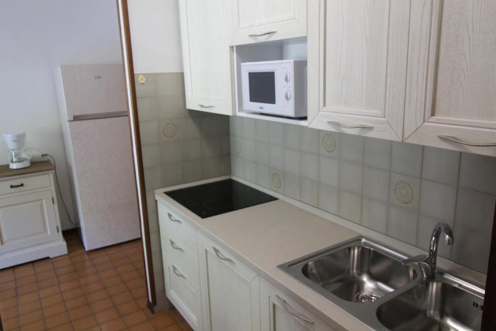 A kitchen or kitchenette at FLAT BIBIONE
