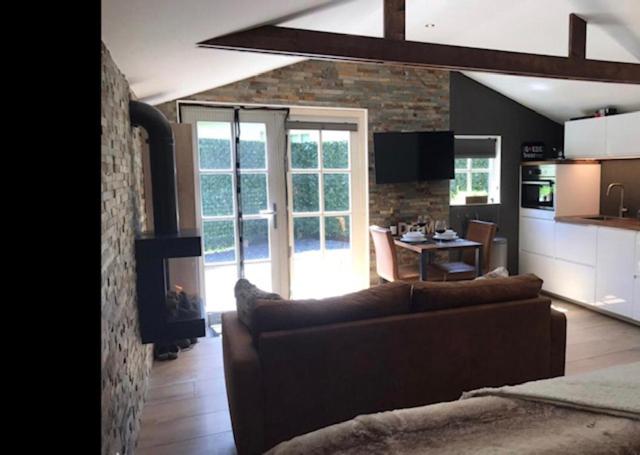 Posezení v ubytování Luxe Natuurhuisje met jacuzzi en haard in Drenthe, ECHTEN