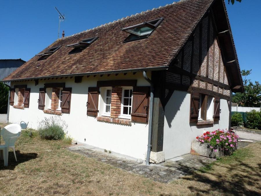 a small white house with windows and a roof at Gite les Bruyères in Salbris