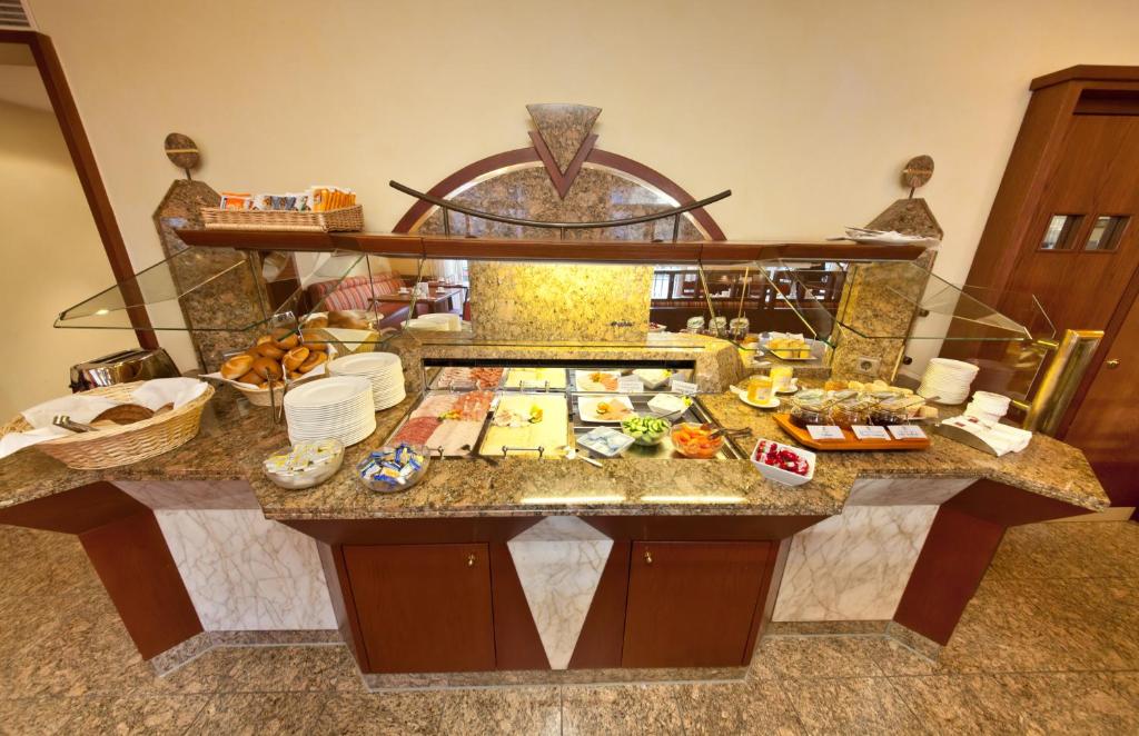 Makanan di atau berdekatan hotel