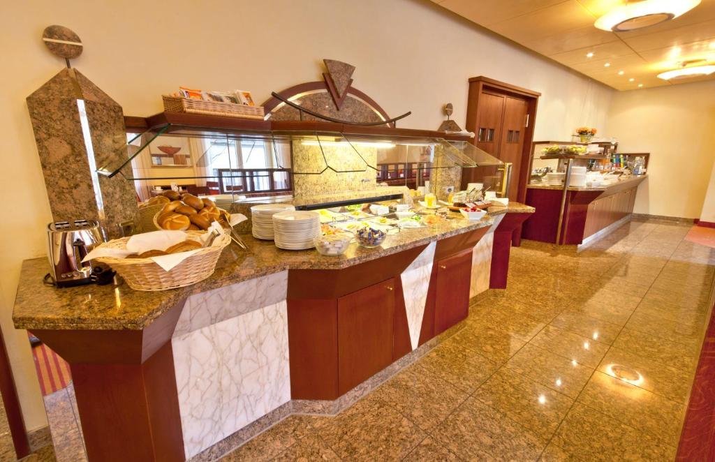 Makanan di atau berdekatan hotel