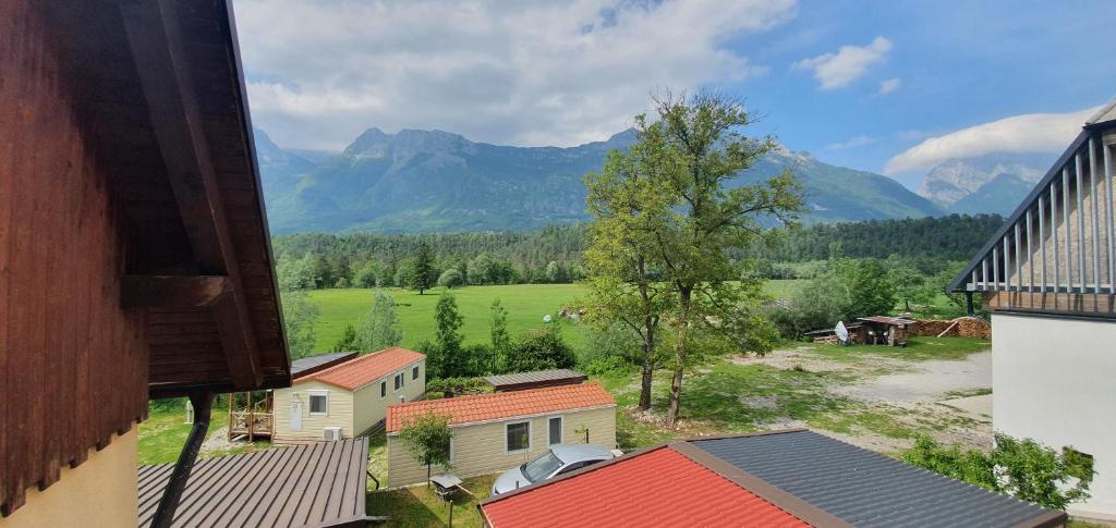 uma vista para uma aldeia com montanhas ao fundo em Simonai Apartment em Bovec