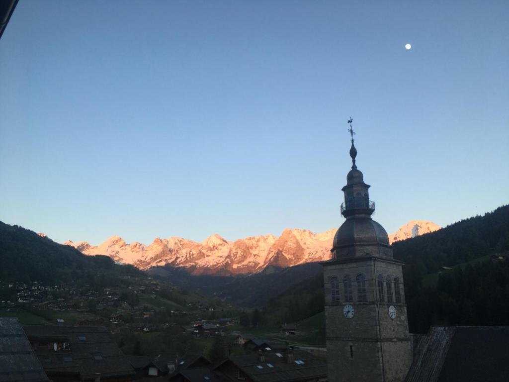 Nespecifikovaný výhled na hory nebo výhled na hory při pohledu z hotelu