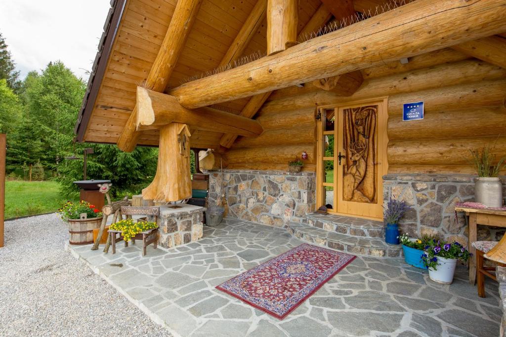 Zahrada ubytování KRALJICA ŠUME - Divjake Log Home