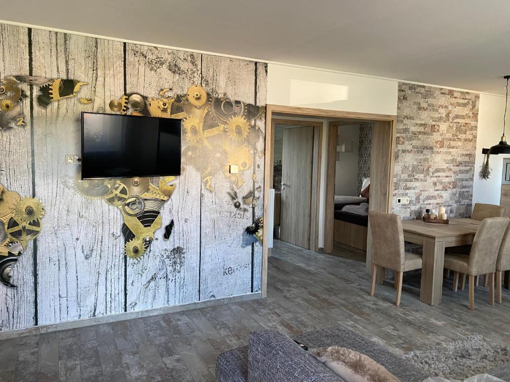 TV a/nebo společenská místnost v ubytování Dióliget Cottage Sárvár