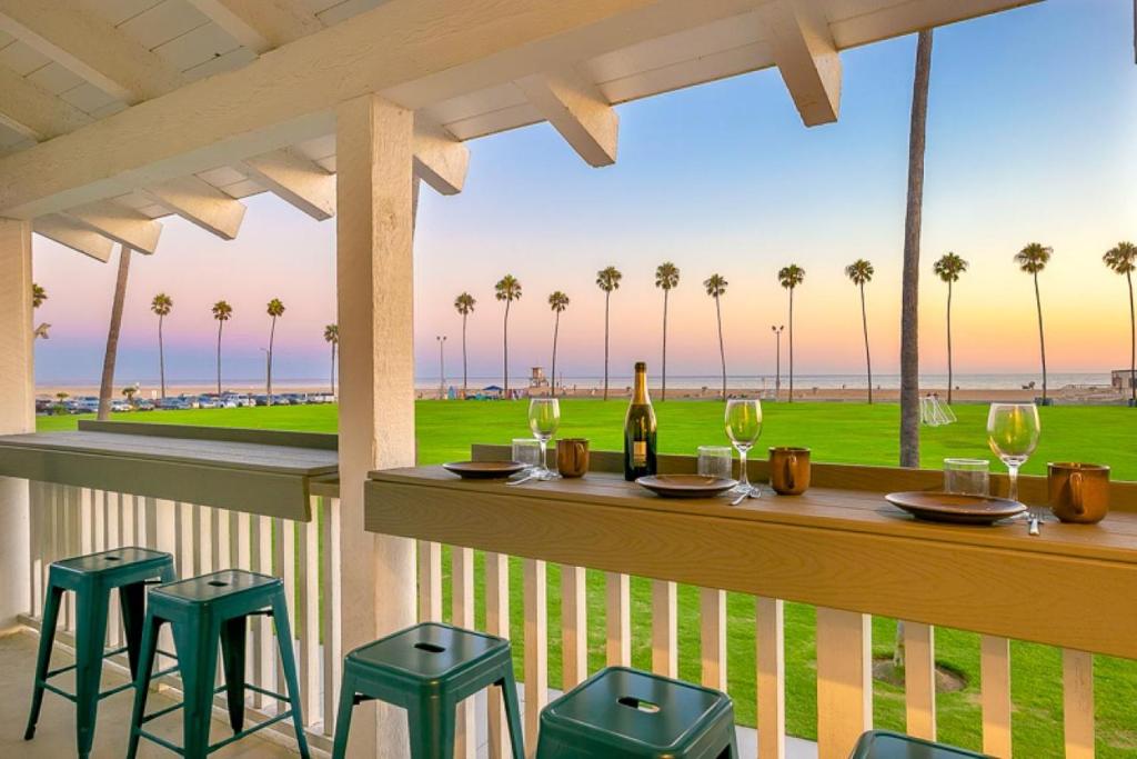 un bar en una terraza con vistas al océano en Oceanfront Balboa Boardwalk Units I, II, & III en Newport Beach