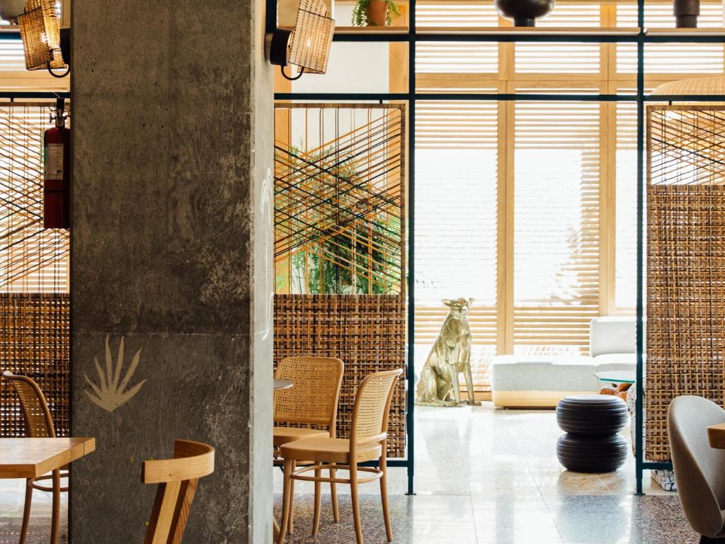 Posezení v ubytování Hotel June West LA, a Member of Design Hotels