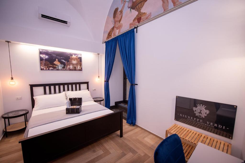 Postel nebo postele na pokoji v ubytování Giuseppe Verdi Luxury Apartments Catania Centro