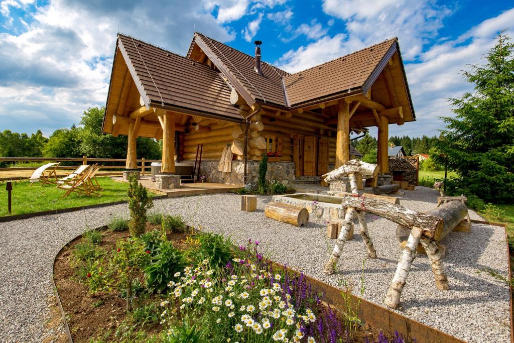 Zahrada ubytování KRALJICA ŠUME - Divjake Log Home