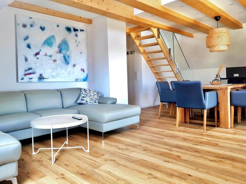 un soggiorno con divano e tavolo di Apartments bei Playmobil 2,130 m2,24h self Check-in,Free parking a Zirndorf