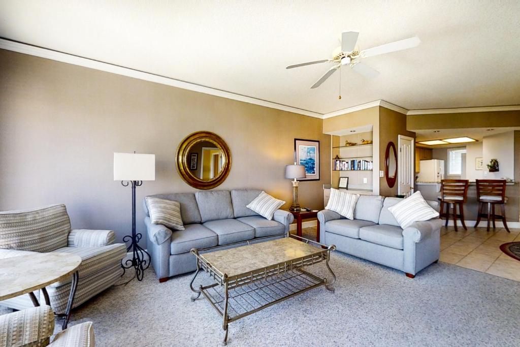 uma sala de estar com dois sofás e uma mesa em Windsor Court North 4504 em Hilton Head Island