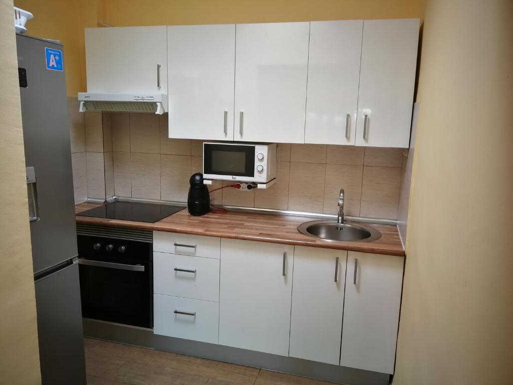A kitchen or kitchenette at Bungalows Playa Flor, Campo Internacional, Maspalomas.