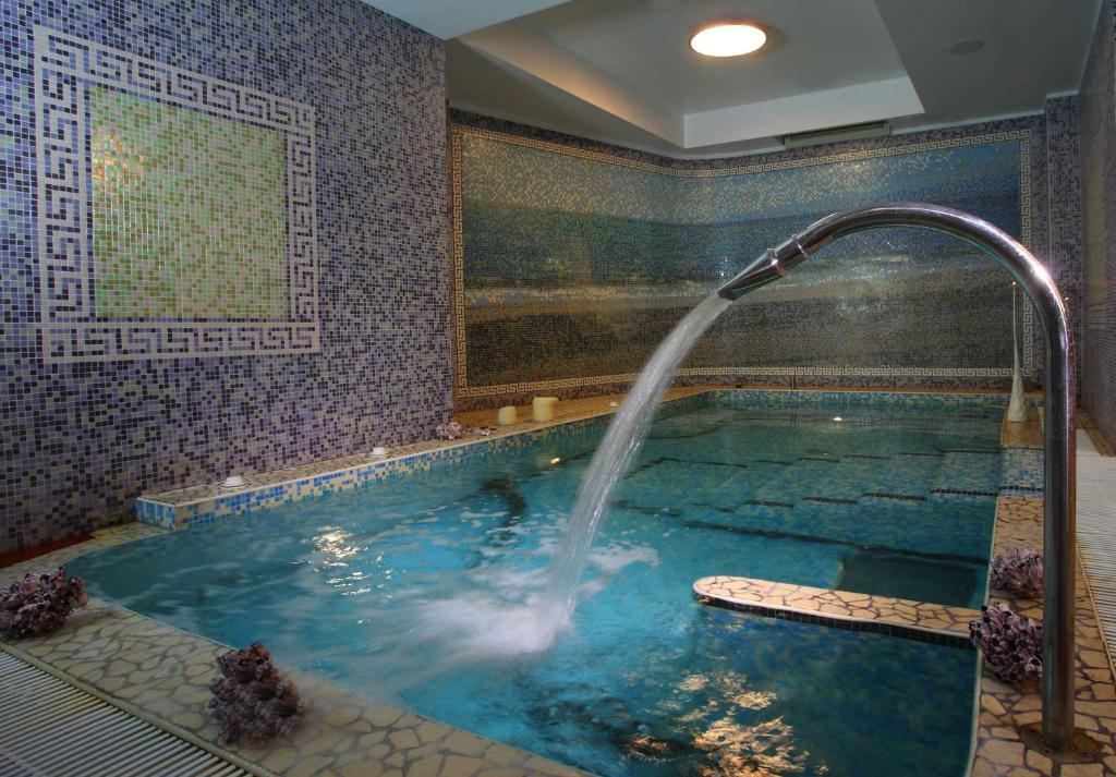 Bazén v ubytování Grand Hotel Paradiso nebo v jeho okolí